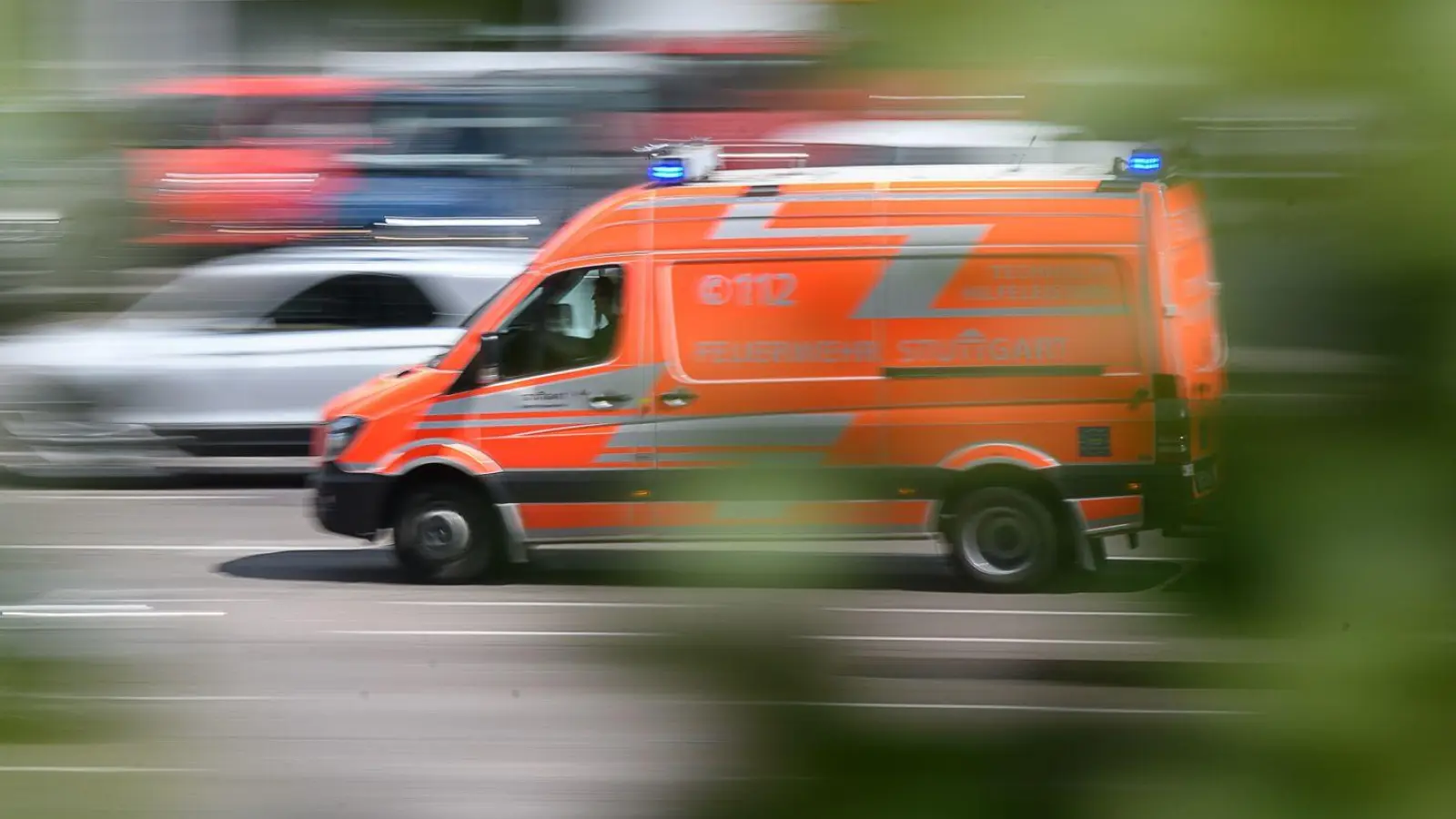 Rettungskräfte brachten den Mann in ein Krankenhaus, wo er an seinen schweren Verletzungen starb. (Symbolbild) (Foto: Sebastian Gollnow/dpa)