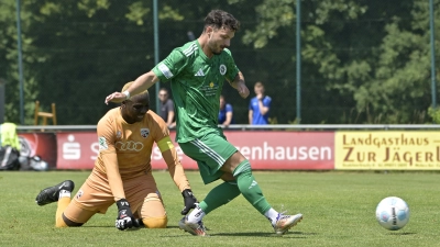 Die Führung für Ansbach: Patrick Kroiß nutzt einen Fehler von FC-Torwart Bryan Atchoffo. (Foto: Martin Rügner)