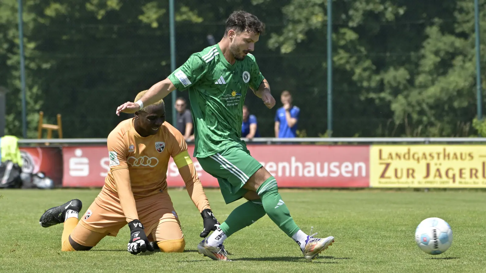 Die Führung für Ansbach: Patrick Kroiß nutzt einen Fehler von FC-Torwart Bryan Atchoffo. (Foto: Martin Rügner)