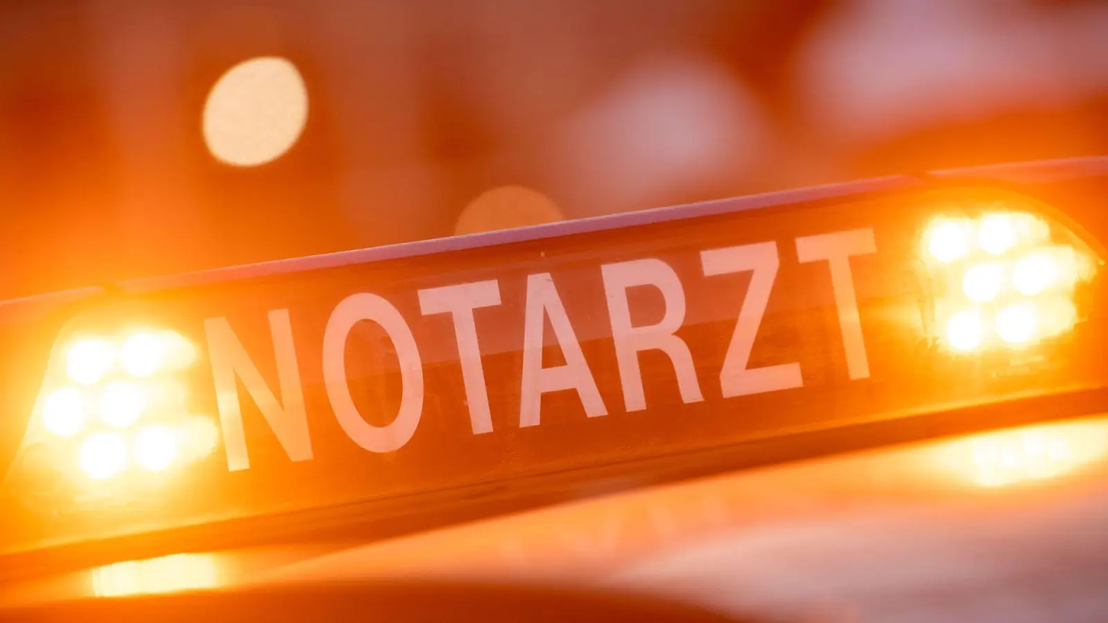 Ein 20-Jähriger stürzt durch eine Plexiglas-Kuppel in eine Hotel-Lobby und wird schwer verletzt. (Symbolbild) (Foto: Lino Mirgeler/dpa)