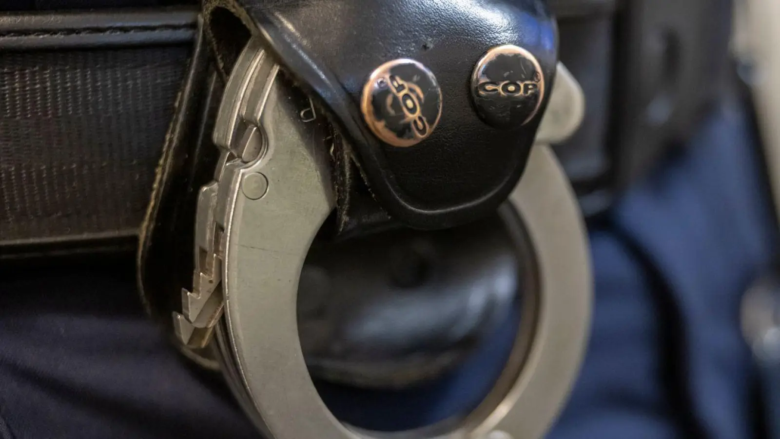 Spezialkräfte nehmen den Senior fest. (Symbolbild) (Foto: Peter Kneffel/dpa)