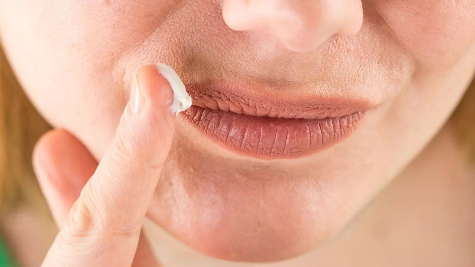 Gegen die trockene Haut und damit gegen Rhagaden: Gerade im Winter ist eine gute Haut- und Lippenpflege wichtig. (zu dpa: „Autsch! Was hilft bei eingerissenen Mundwinkeln?“) (Foto: Christin Klose/dpa-tmn/dpa)