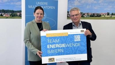Regierungspräsidentin Dr. Kerstin Engelhardt-Blum überreichte die Auszeichnung an Bürgermeister Hans Henninger. (Foto: Markt Flachslanden)