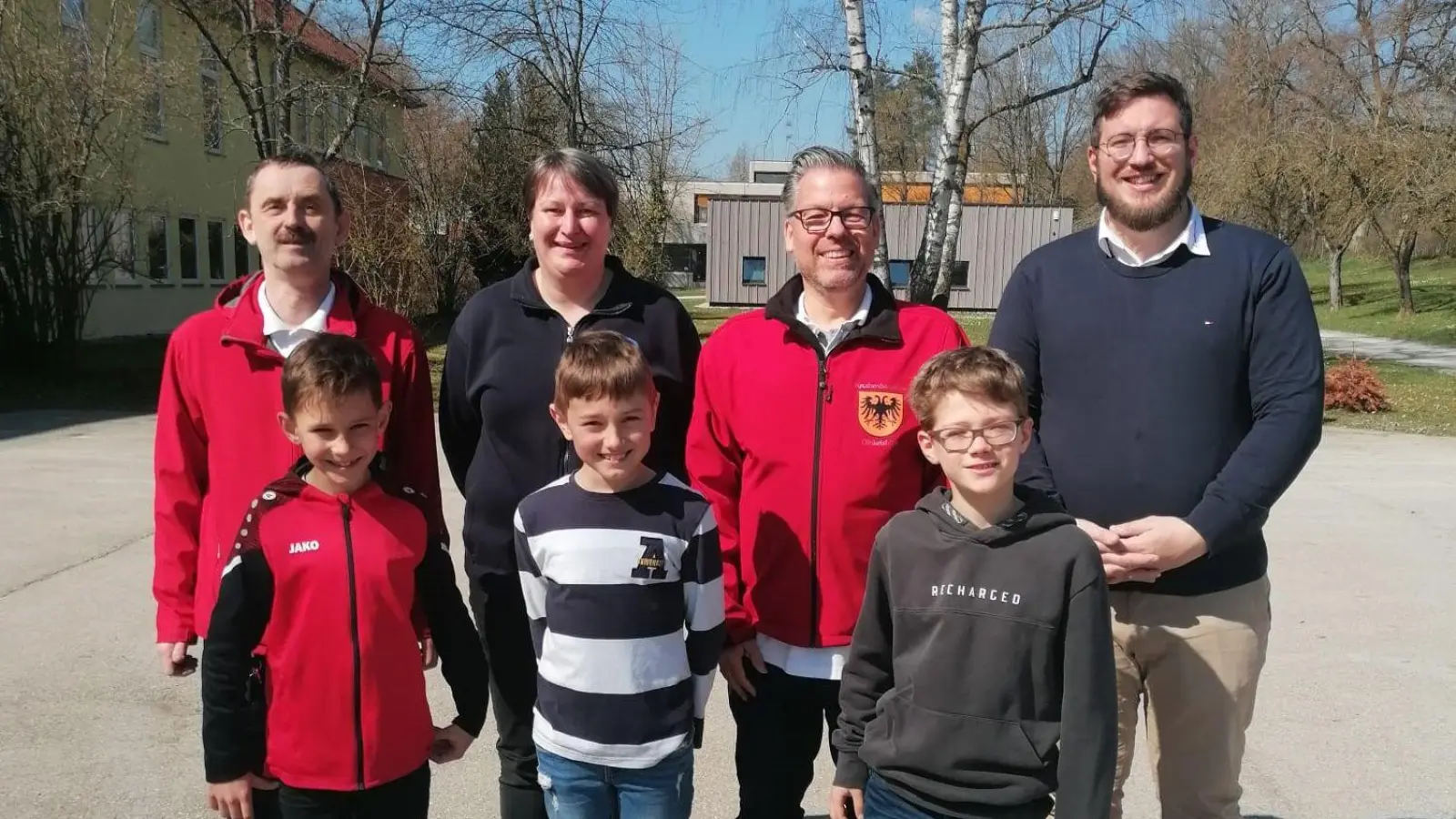 Die Vertreter der Kinderzeche Ingo Pest, Christiane Walter, Marc Hourticolon und Max Mattausch (hinten von links) mit den Hauptakteuren des Knabenbataillons 2025: Hauptmann Emil Hahn, Kleiner Obrist Moritz Soldner und Oberleutnant Hendrik Prinz (vorne, von links). (Foto: Friedrich Zinnecker)