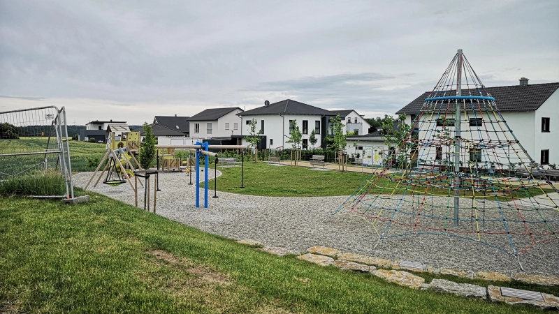 Zwischen dem Mehrgenerationenpark und den angrenzenden Wohngrundstücken ist nicht viel Puffer. Ihre Hecken und Zäune dürfen die dort lebenden Familien aber jetzt höher ausfallen lassen, als es der Bebauungsplan eigentlich vorsieht. Das beschloss der Stadtrat. (Foto: Jürgen Binder)