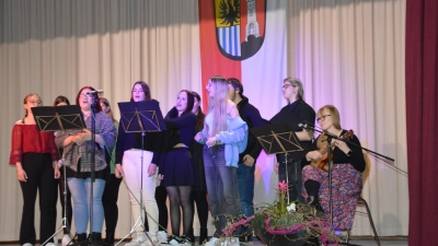 Die Schülerinnen und Schüler des Beruflichen Schulzentrums hatten einen gemeinsamen Chor gegründet. Die Begleitung war ungewöhnlich – mit der Ukulele. (Foto: Martina Hinkelmann)