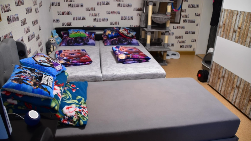 Drei Kinder müssen in der relativ kleinen Wohnung auf engem Raum zusammen in einem Zimmer schlafen. (Foto: Kurt Güner)