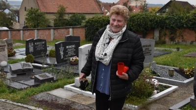 Der Friedhof ist für Luise Kilian ein besonderer Ort: Als Bestatterin gehören Sterben, Tod und Trauer zum Leben dazu. Sie hat im „Totenmonat“ November Geburtstag, mit ihren nun 74 Jahren ist sie höchst lebendig. (Foto: Silvia Schäfer)