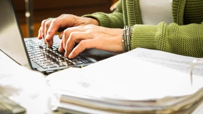 Eine gute Ordnung ist die halbe Miete: Wer sämtliche für die Steuererklärung relevanten Belege an einem Ort abheftet, hat es bei der Erstellung später leichter. (Foto: Christin Klose/dpa-tmn)