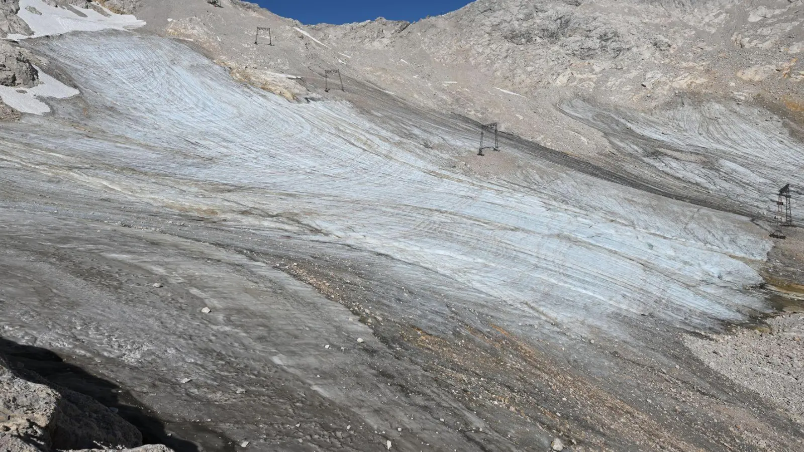 Auf Deutschlands höchstem Berg, der Zugspitze, zeigt sich eindrucksvoll, wie die Erderwärmung auch Bayern verändert. Die Gletscher schmelzen in Rekordzeit. (Illustration) (Foto: Angelika Warmuth/dpa)