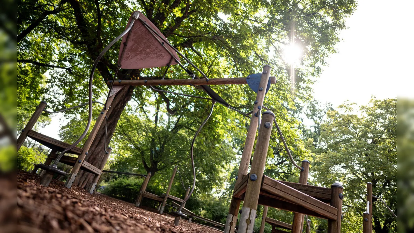 Plötzlich fiel auf dem Kinderspielplatz ein Ast herunter, ein 39-Jähriger wurde erschlagen. (Symbolbild) (Foto: Fabian Sommer/dpa)