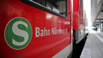 Wegen des Feuerwehreinsatzes konnten auf der stark frequentierten Strecke zwischen Nürnberg und Bamberg etwa 45 Minuten lang keine Personen- und Güterzüge fahren. (Archivbild) (Foto: Daniel Karmann/dpa)