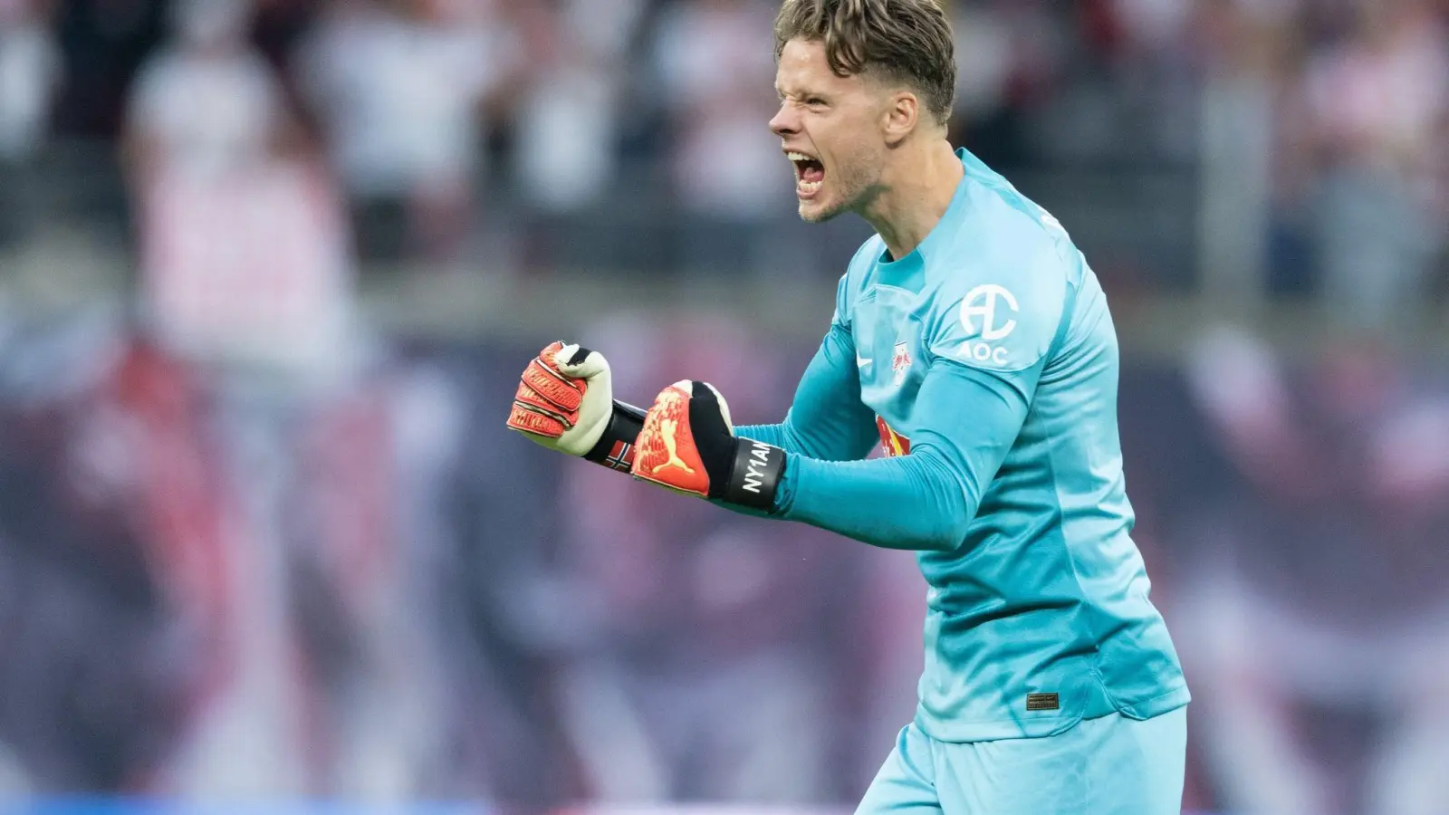 Leipzigs Torwart Örjan Nyland jubelt über den Sieg im Heimspiel gegen Bayer 04 Leverkusen. (Foto: Sebastian Kahnert/dpa)