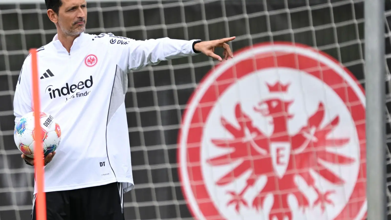 Verfolgt mit der Eintracht in dieser Saison hohe Ziele: Trainer Dino Toppmöller. (Foto: Arne Dedert/dpa)