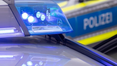 Die Polizei untersagt die Weiterfahrt. (Symbolbild) (Foto: Daniel Karmann/dpa)
