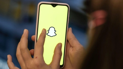 Snapchat erweitert seinen Aktionsradius: Zahlende Abokunden können den Foto-Messenger bald auch im Browser auf Notebook &amp; Co. nutzen. (Foto: Jens Kalaene/dpa-Zentralbild/dpa-tmn)