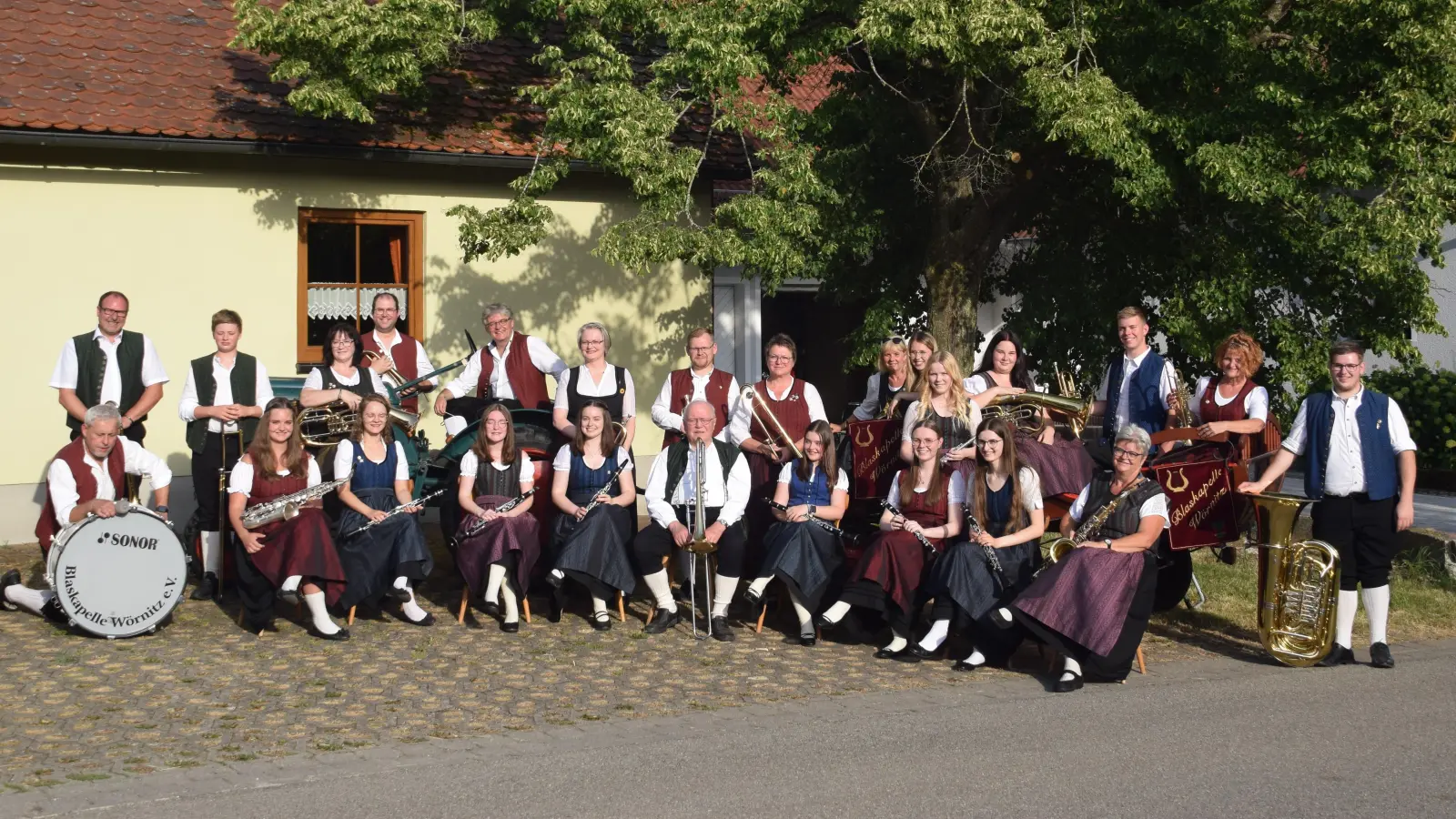 Die Blaskapelle unterhält am Sonntagnachmittag Kirchweihbesucher mit einem Standkonzert.  (Foto: Gemeinde Wörnitz)