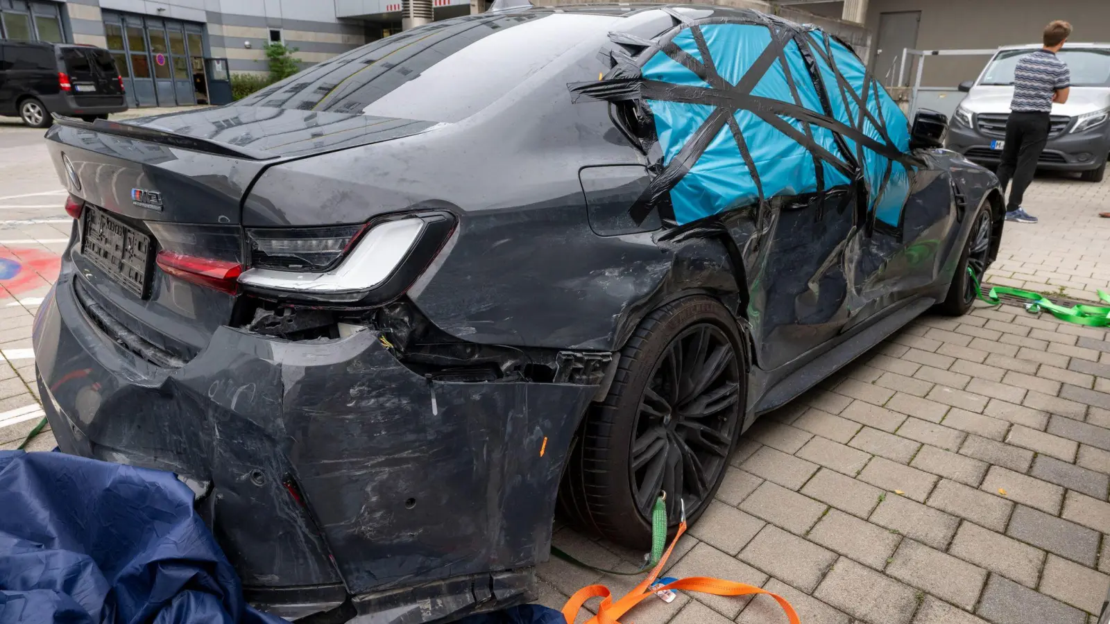 Das Tatfahrzeug wurde bei der Festnahme gerammt.  (Foto: Peter Kneffel/dpa)