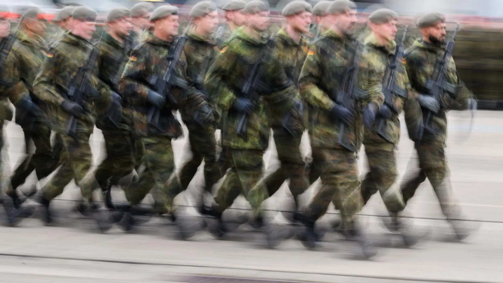 Rund 200.000 junge Leute sind schon aufgefordert worden, den Fragebogen zum Wehrdienst auszufüllen. (Archivfoto) (Foto: Julian Stratenschulte/dpa)