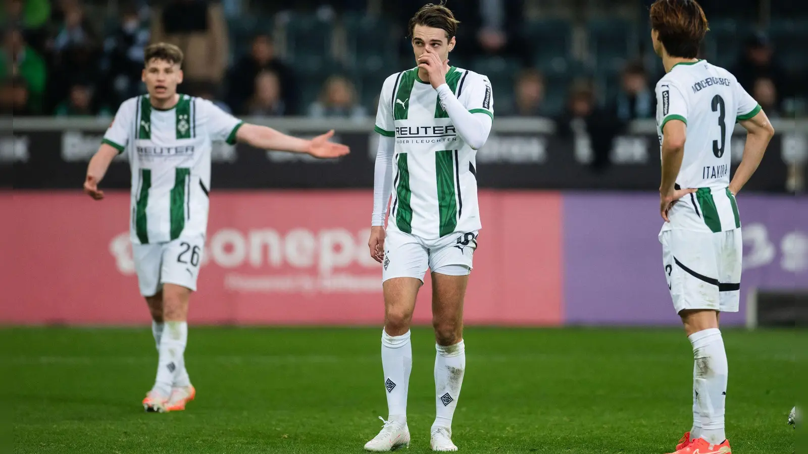 Über angebliche Geschehnisse auf Mallorca möchte Borussia Mönchengladbach mit Florian Neuhaus (M) sprechen. (Foto: Marius Becker/dpa)