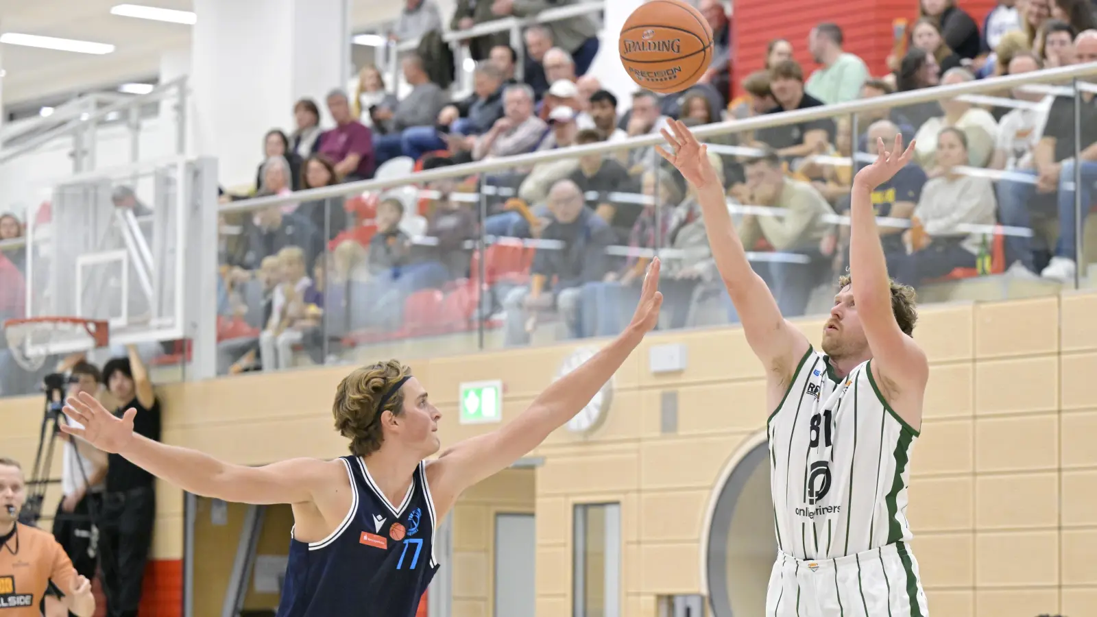 Neustadts Kapitän Christian Bittel erzielte im Hinspiel gegen Haching zehn Punkte. Hier versucht er, über Daniel Riedrich hinweg zum Korberfolg zu kommen.  (Foto: Martin Rügner)