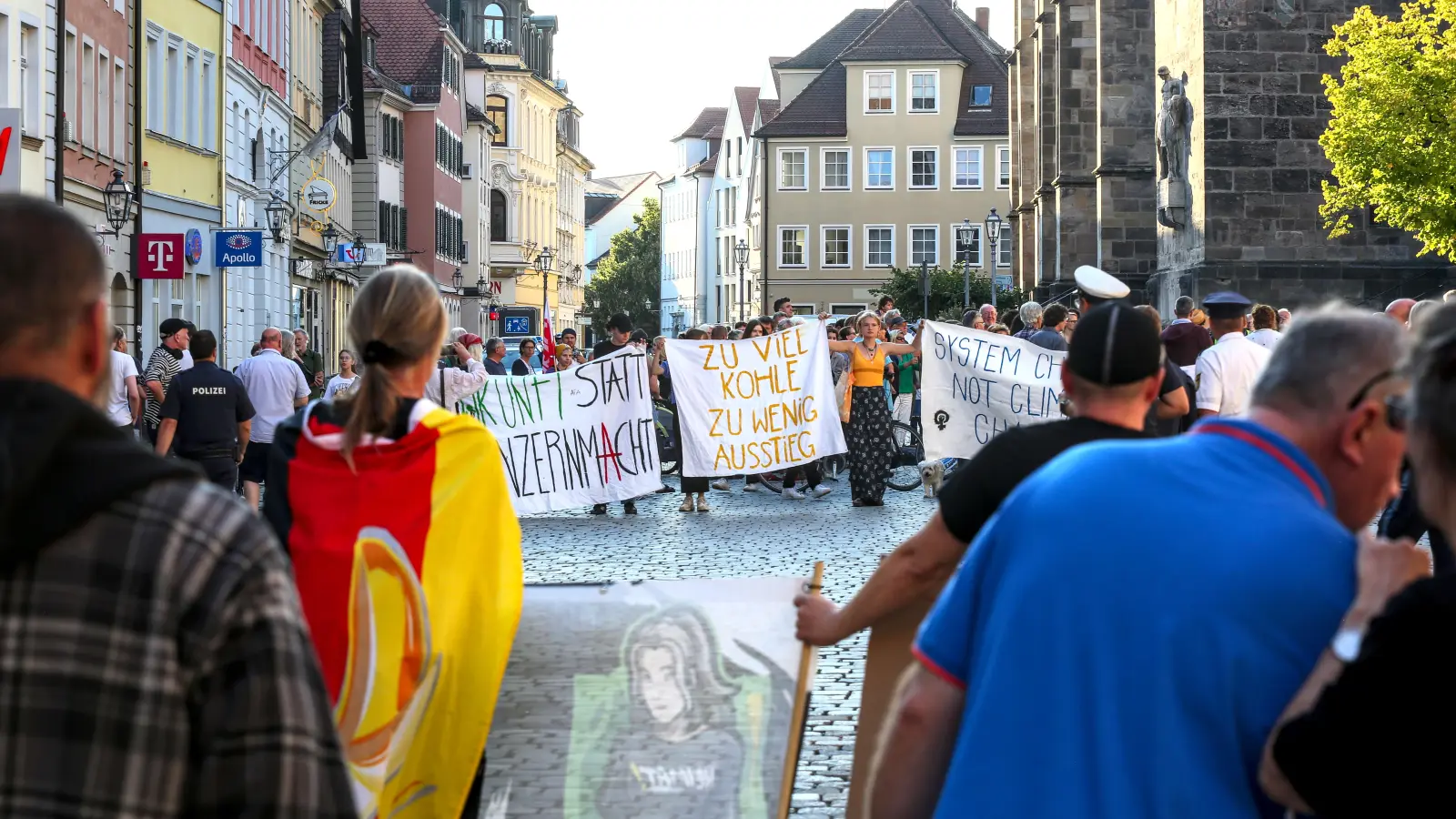 War der Abstand zwischen dem Klimastreik und der Gegendemo ausreichend? Die Stadt und einige Demonstrierende haben dazu unterschiedliche Ansichten. (Foto: Tizian Gerbing)
