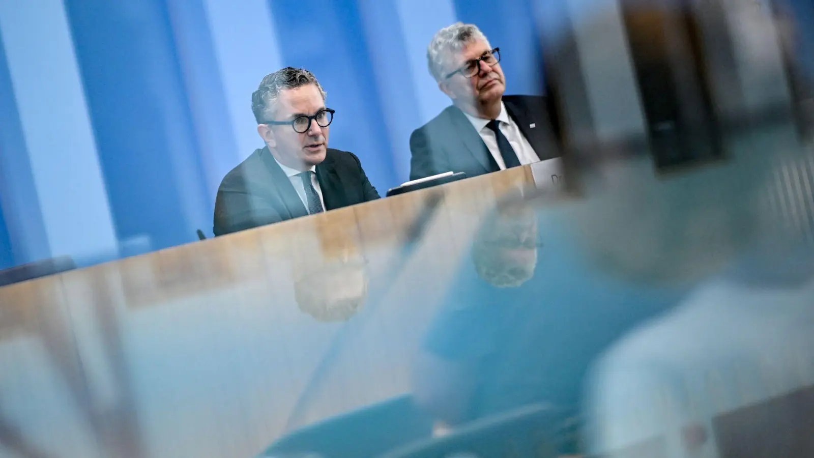 Der Haushalt ist fertig zur Abstimmung im Parlament - doch die Parlamentarier haben schon ganz andere Probleme.  (Foto: Britta Pedersen/dpa)