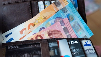 Wertgegenstände wurden in Dinkelsbühl aus Autos gestohlen. (Symbolbild: Monika Skolimowska/zb/dpa)