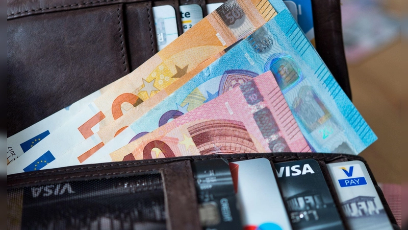 Banknoten und Bankkarten liegen in einer Geldbörse. (Foto: Monika Skolimowska/zb/dpa/Symbolbild)
