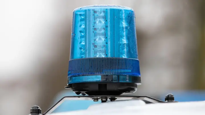 Das Blaulicht auf dem Dach eines Einsatzwagens der Polizei. (Foto: Friso Gentsch/dpa/Symbolbild)