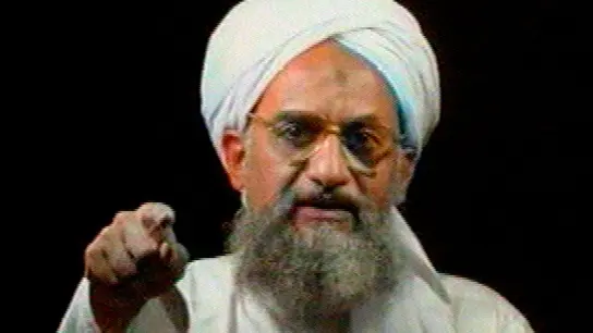 Aiman al-Sawahiri, damaliger stellvertretender Führer der Terrororganisation Al-Kaida, spricht im Jahr 2006 im arabischen Nachrichtensender Al-Jazeera. (Foto: Anonymous/AL-JAZEERA/AP/dpa)