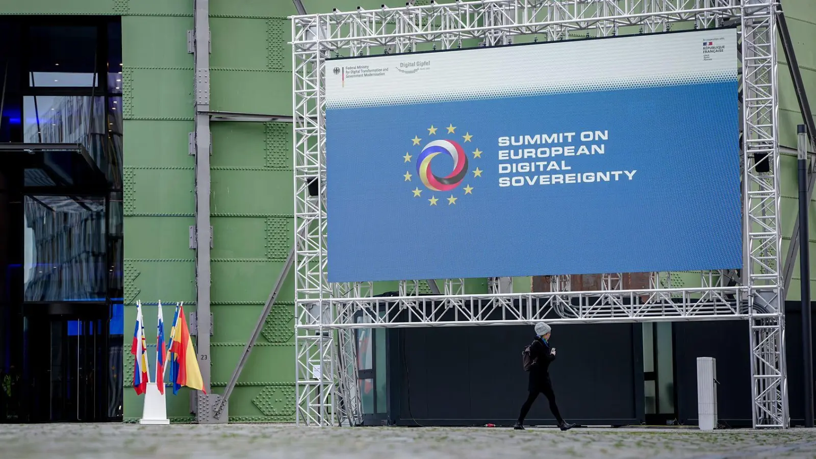 Auf dem deutsch-französischen Digitalgipfel in Berlin sind 18 Vereinbarungen zum Ausbau von KI-Anwendungen vorgestellt worden. (Foto: Kay Nietfeld/dpa)