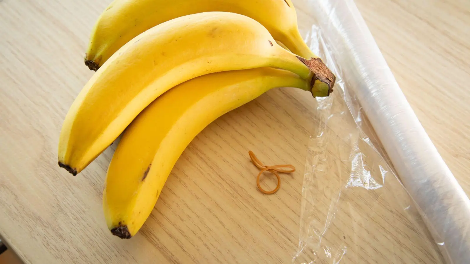 Kann Frischhaltefolie dafür sorgen, dass Bananen langsamer reifen? (Foto: Christin Klose/dpa-tmn)