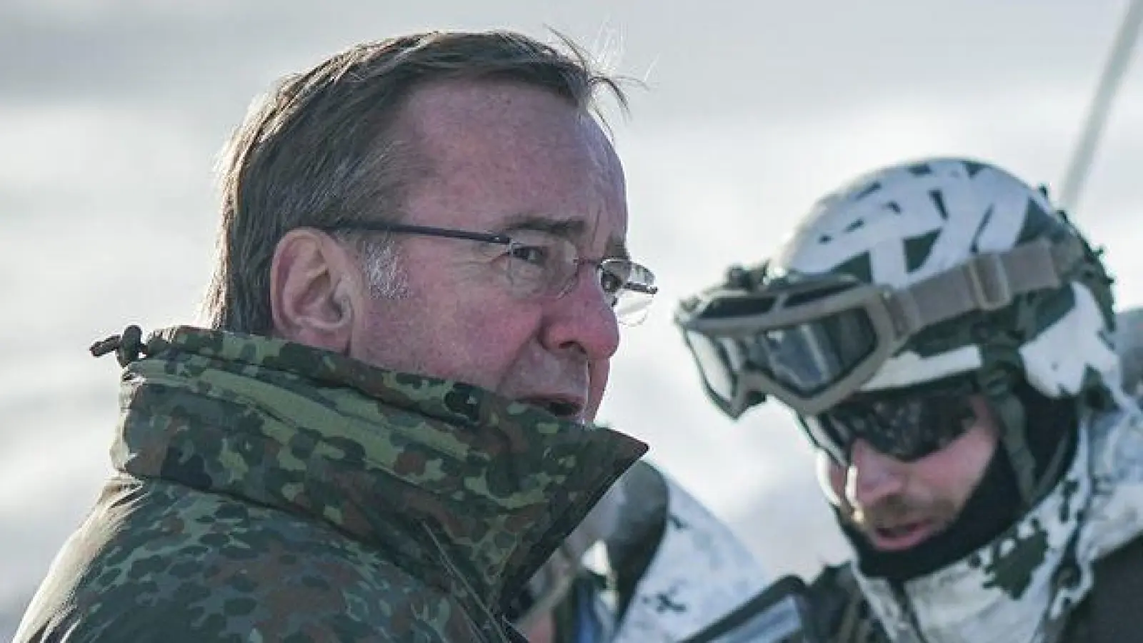Boris Pistorius im Gespräch mit Gebirgsjägern der Bundeswehr bei der Nato-Übung „Nordic Response“. (Foto: Kay Nietfeld/dpa)