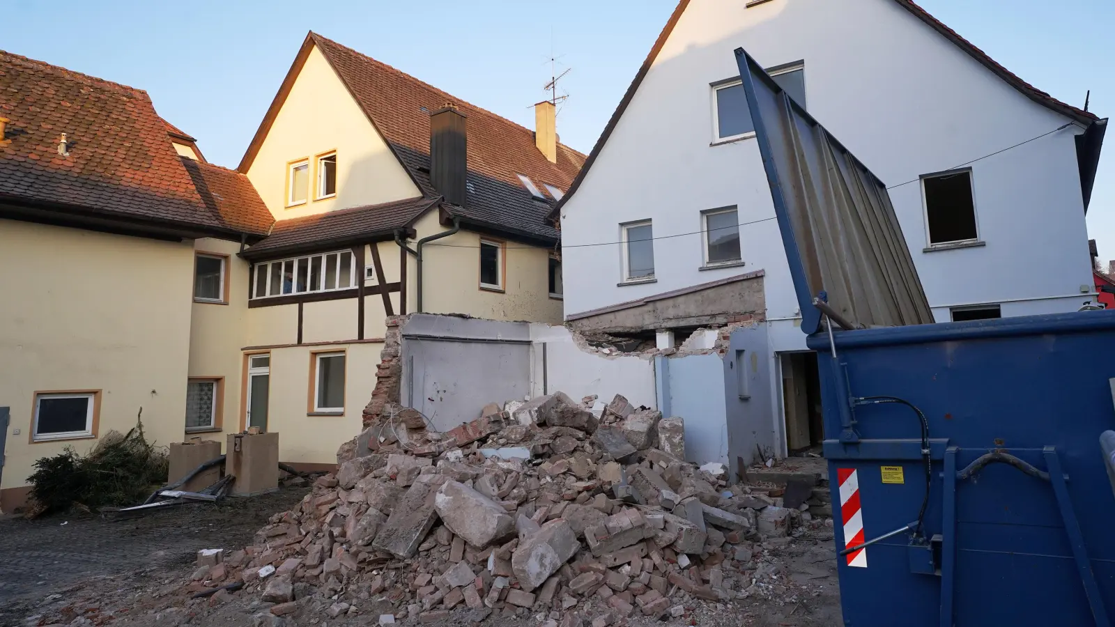 Die Häuser Hauptstraße 29 und 31 in Wilhermsdorf (hier vom Hof aus gesehen) werden vom Diakonieverein in ein medizinisches Zentrum und in barrierefreie Wohnungen verwandelt.<br>Aktuell werden die alten Gebäude entkernt.  (Foto: Heinz Wraneschitz)