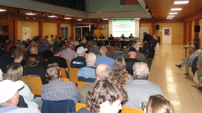 Das Interesse an einer Aufklärung der Vorgänge in Gräfenbuch war groß: Die Aula der Mittelschule Lehrberg war während der Gemeinderats-Sitzung komplett besetzt. (Foto: Winfried Vennemann)