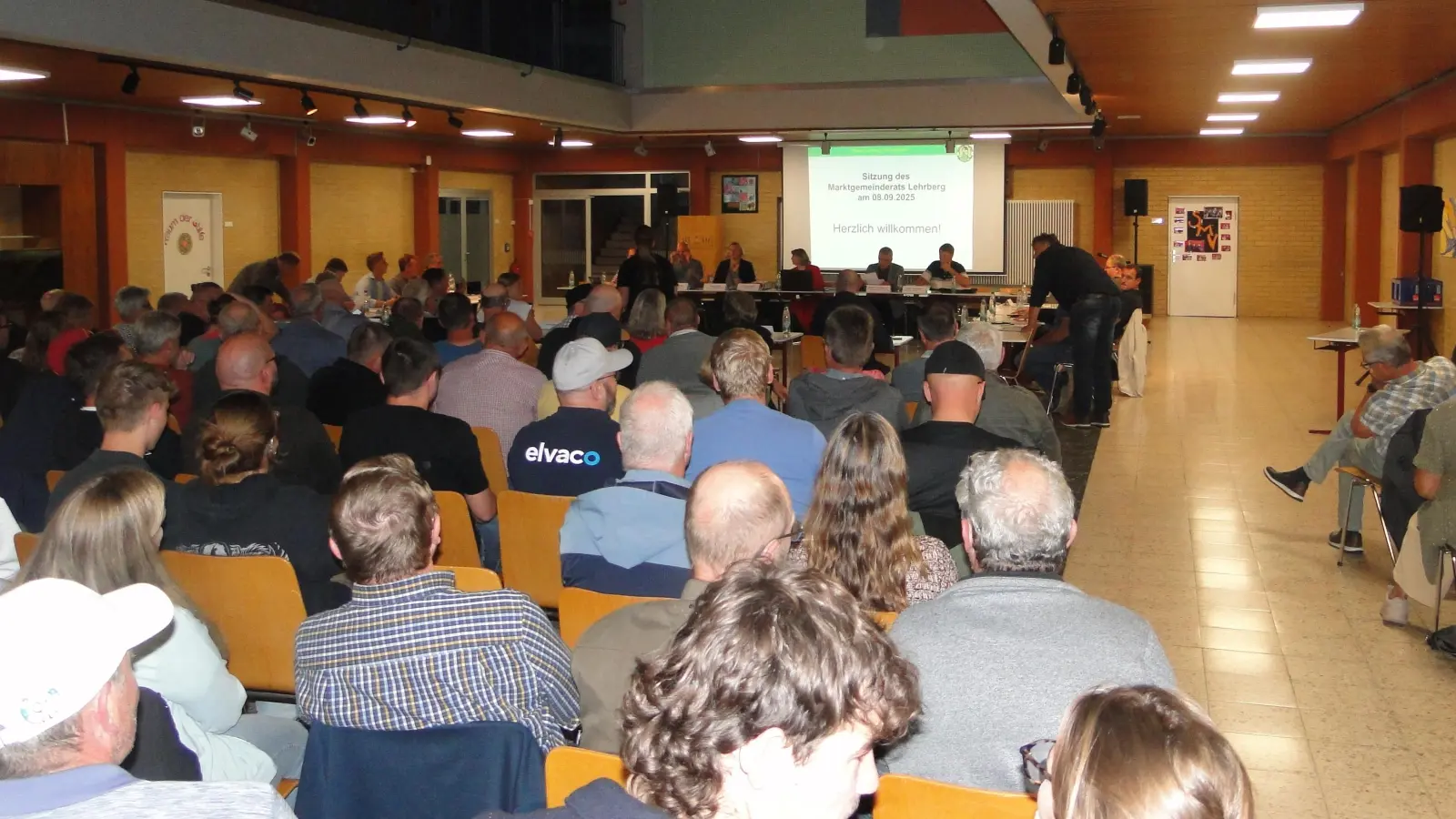 Das Interesse an einer Aufklärung der Vorgänge in Gräfenbuch war groß: Die Aula der Mittelschule Lehrberg war während der Gemeinderats-Sitzung komplett besetzt. (Foto: Winfried Vennemann)