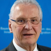 Der Innenminister ist mit der Entwicklung der Asyl-Zahlen zufrieden. (Archivbild) (Foto: Sven Hoppe/dpa)