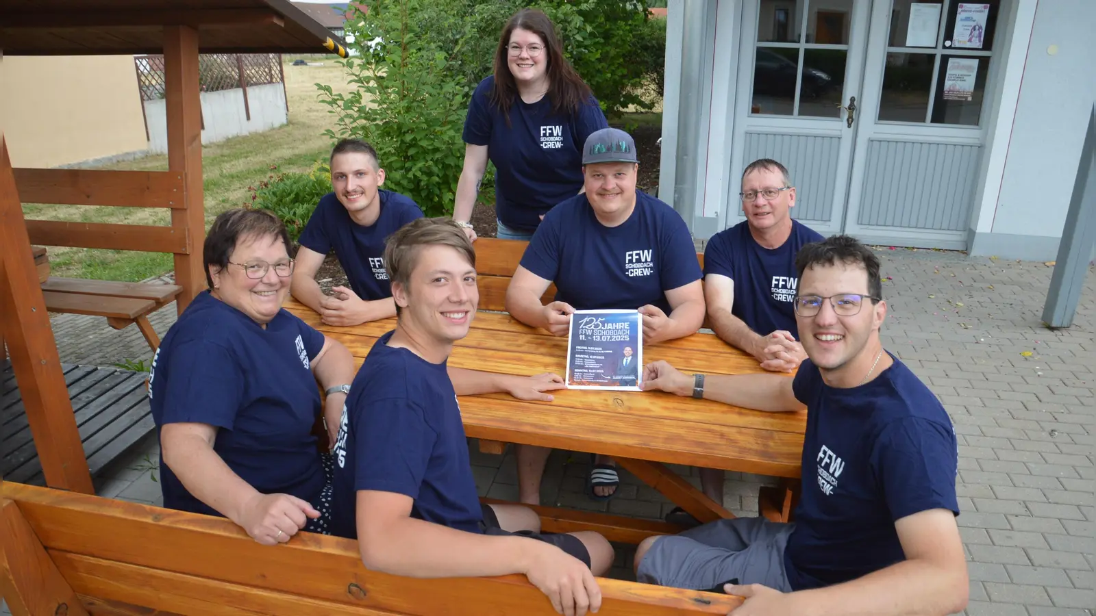 Mitglieder des Festausschusses der FFW Schobdach mit (v.li.) Lisa Edelmann, Alexander Philipp, Dominik Engruber, Julia Edelmann, Daniel Edelmann, Martin Engruber und Jörg Edelmann, auf dem Bild fehlt Jens Heinlein, freuen sich auf ihr 125-jähriges Feuerwehrfest mit Schirmherrn Hubert Aiwanger. (Foto: Peter Tippl)