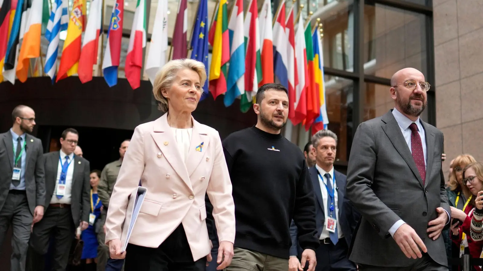 EU-Kommissionspräsidentin Ursula von der Leyen (l-r), Präsident der Ukraine Wolodymyr Selenskyj, und EU-Ratspräsident Charles Michel, bei dem EU-Gipfel in Brüssel. (Foto: Virginia Mayo/AP/dpa)