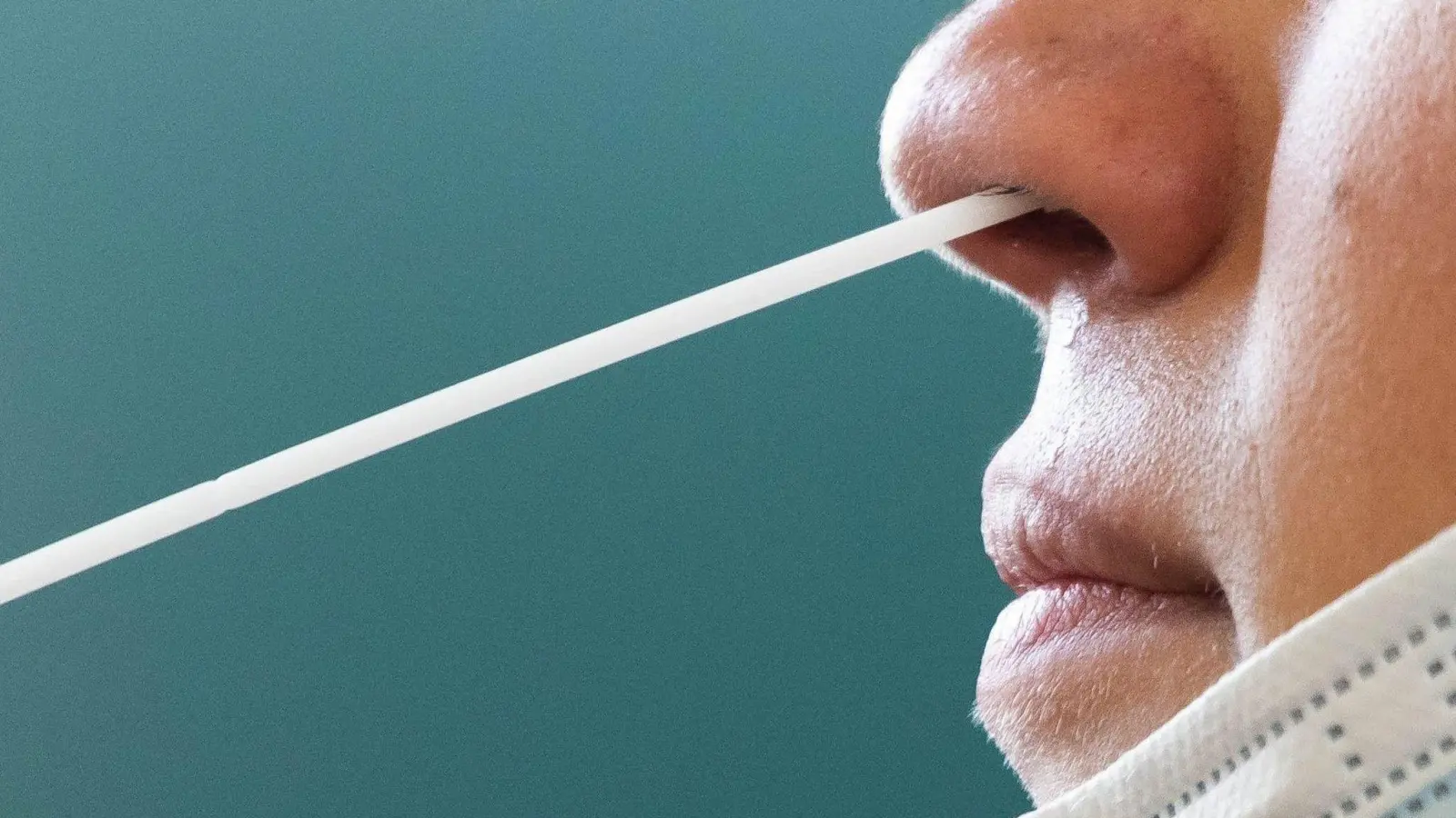 Einem Jugendlichen wird ein Nasenabstrich für einen Corona-Test entnommen. (Foto: Philipp von Ditfurth/dpa/Symbolbild)