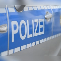 Hunderte Liter Wandfarbe flossen aus einem Lkw-Auflieger und hinterließen eine kilometerlange, weiße Spur auf der Fahrbahn. (Symbolbild) (Foto: Malin Wunderlich/dpa)