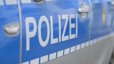 Hunderte Liter Wandfarbe flossen aus einem Lkw-Auflieger und hinterließen eine kilometerlange, weiße Spur auf der Fahrbahn. (Symbolbild) (Foto: Malin Wunderlich/dpa)