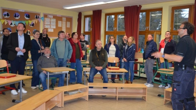 Hausmeister Christian Bauer (rechts) führte die Gemeinderäte und Bürgermeister durch die Schule und machte auf zahlreiche Mängel aufmerksam. (Foto: Christa Frühwald)
