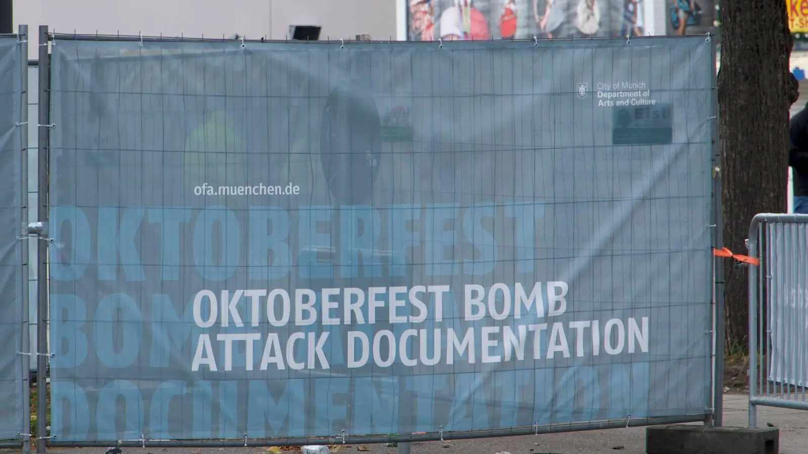 Die Wiesn war wegen einer Bombendrohung gesperrt - und konnte erst nach umfangreichen Absuchmaßnahmen wieder öffnen.  (Foto: Michael Faulhaber/dpa)