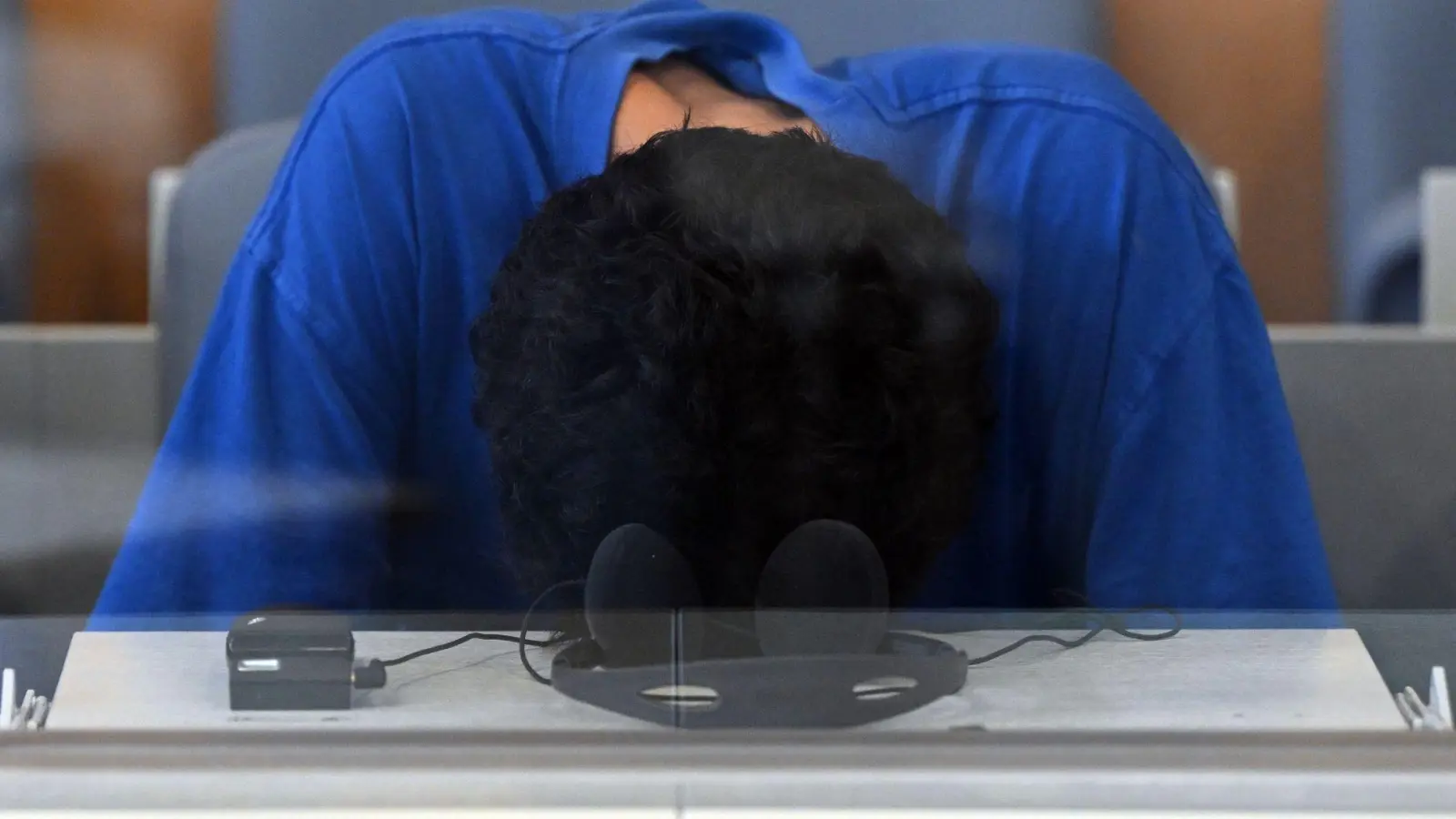 Der Angeklagte verfolgt den Prozess in den ersten Tagen überwiegend mit gesenktem Kopf. (Archivbild) (Foto: Federico Gambarini/dpa)