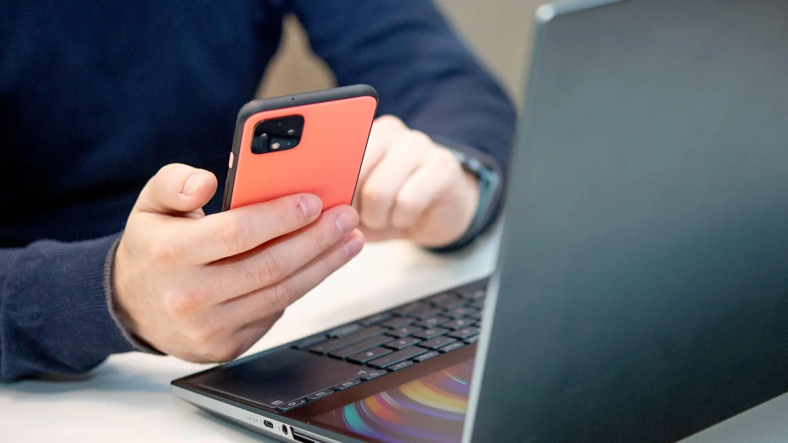 Bringen mehr Sicherheit: Push-Benachrichtigungen in Banking-Apps und Zwei-Faktor-Authentifizierung für Onlinezahlungen. (Foto: Zacharie Scheurer/dpa-tmn)
