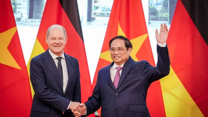 Bundeskanzler Olaf Scholz wird von Vietnams Premierminister Pham Minh Chinh (r) empfangen. (Foto: Kay Nietfeld/dpa)