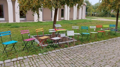 In leuchtenden Farben standen diese Stühle im Herbst 2020 über Nacht in der Neustädter Jean-Paul-Allee. Am Samstag werden sie versteigert. (Foto: Pat Lauer)