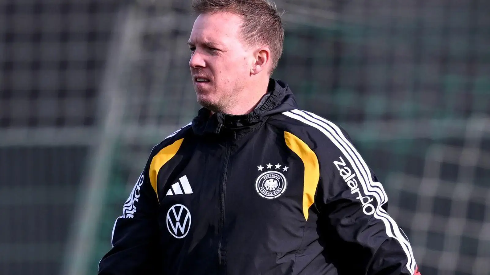 Julian Nagelsmann muss nach Kimmichs Verletzung umbauen. (Foto: David Inderlied/dpa)